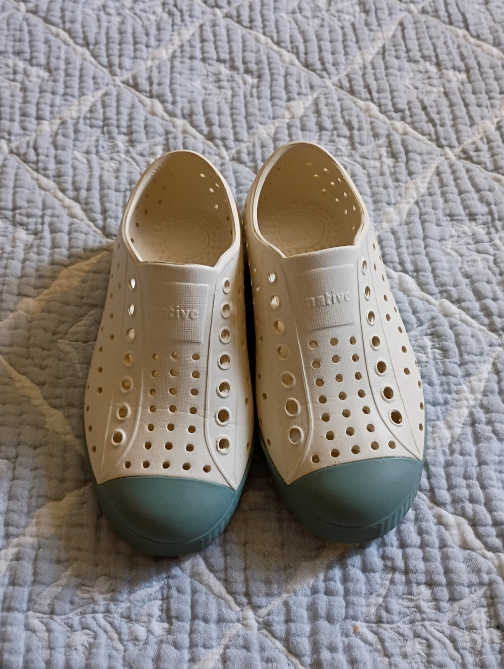Native Kids Jefferson's Bone White/Relax Green Size 11c NWOB